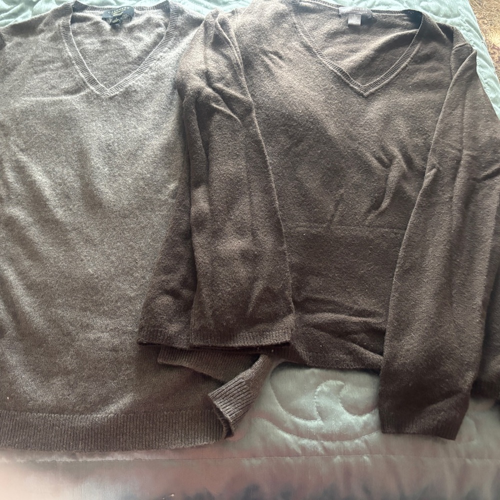 2 women’s Cashmere V-Neck Sweater